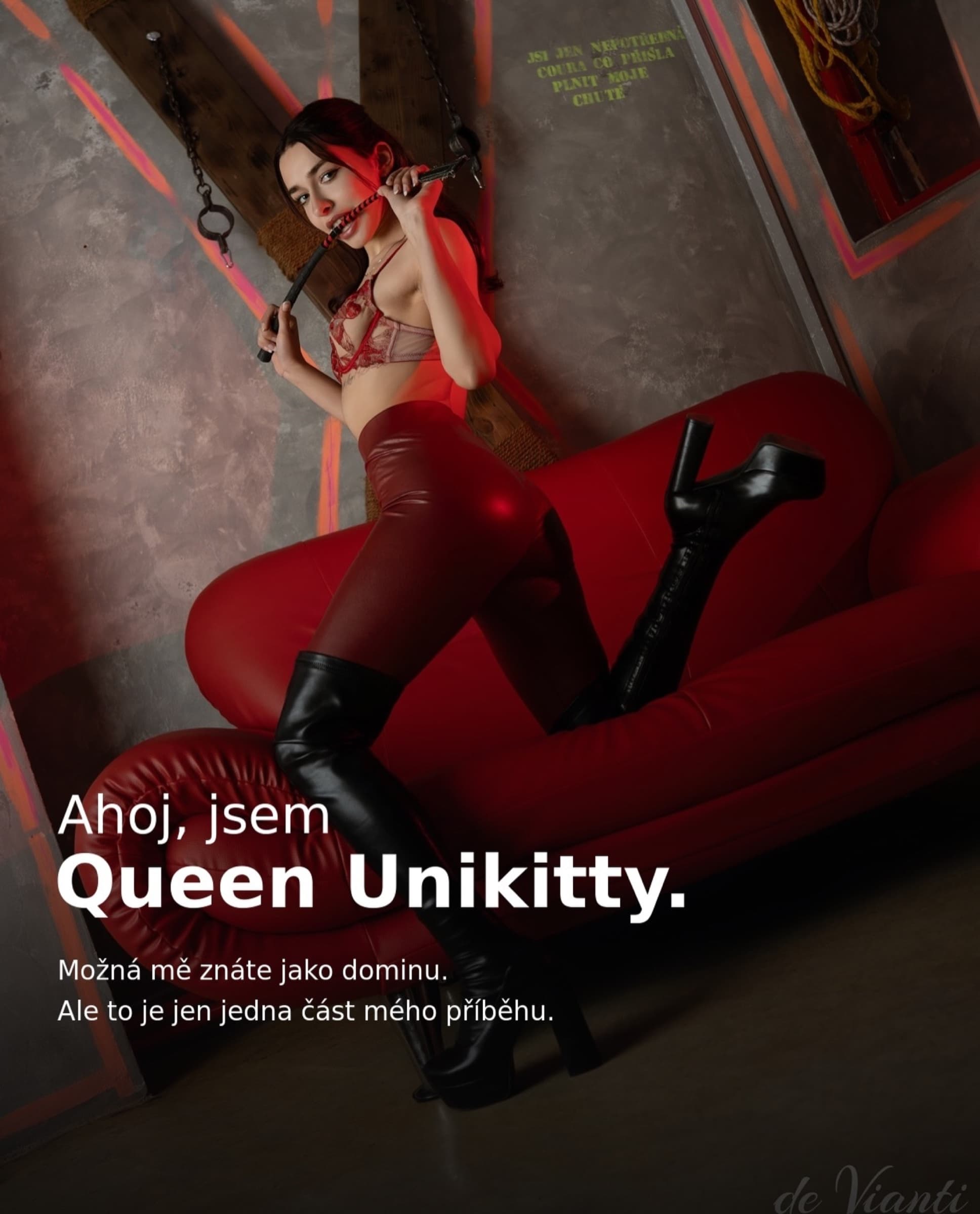 Queen Unikitty v červeném studiu na rudé pohovce s nápisem „Ahoj, jsem Queen Unikitty.“